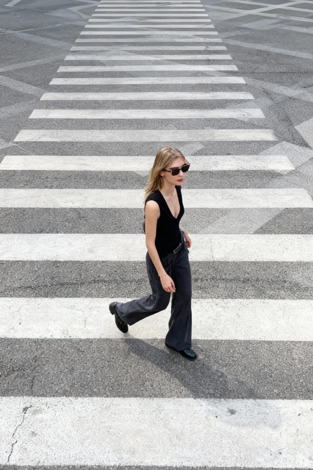 Siyah Geniş V Yaka Basic Üst