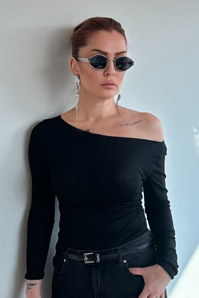 Siyah Kayık Yaka Transparan Bluz