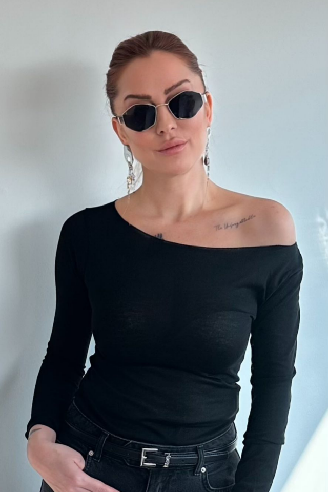 Siyah Kayık Yaka Transparan Bluz