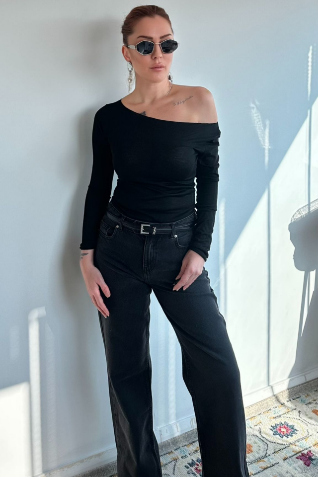 Siyah Kayık Yaka Transparan Bluz