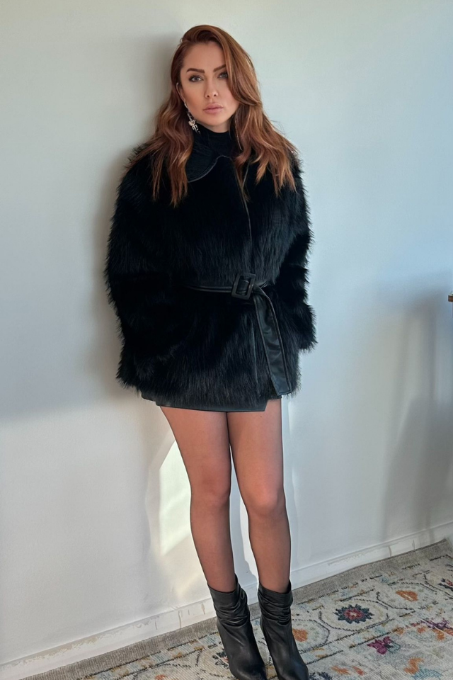 Deri Kuşaklı Siyah Kürk Mont