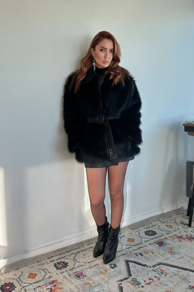 Deri Kuşaklı Siyah Kürk Mont