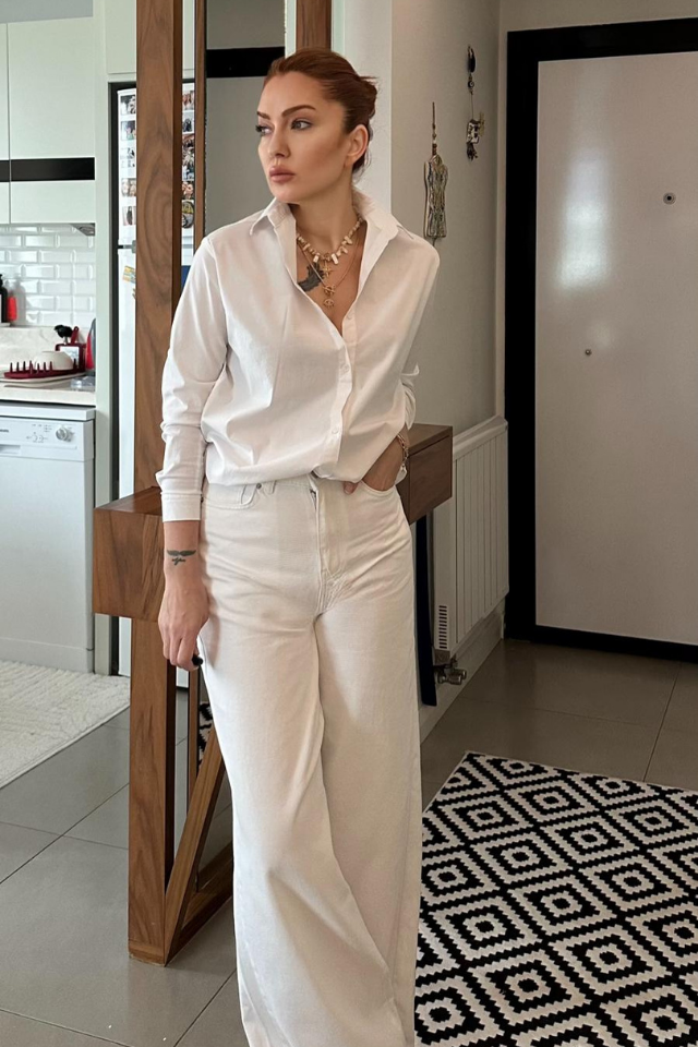 Arkası Yıldız Nakışlı Beyaz Gömlek