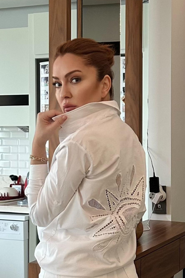 Arkası Yıldız Nakışlı Beyaz Gömlek