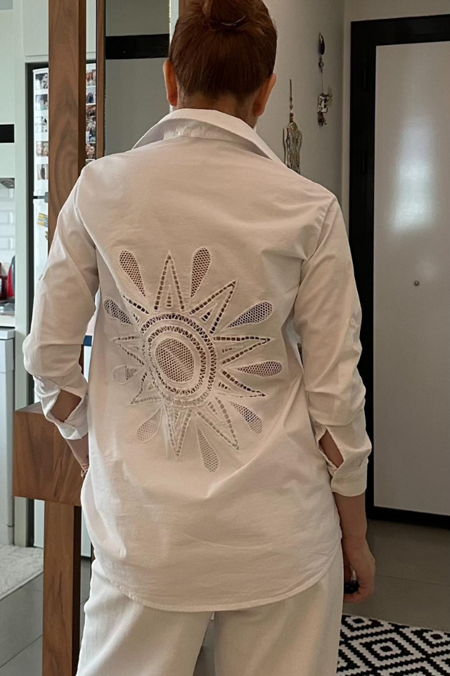 Arkası Yıldız Nakışlı Beyaz Gömlek