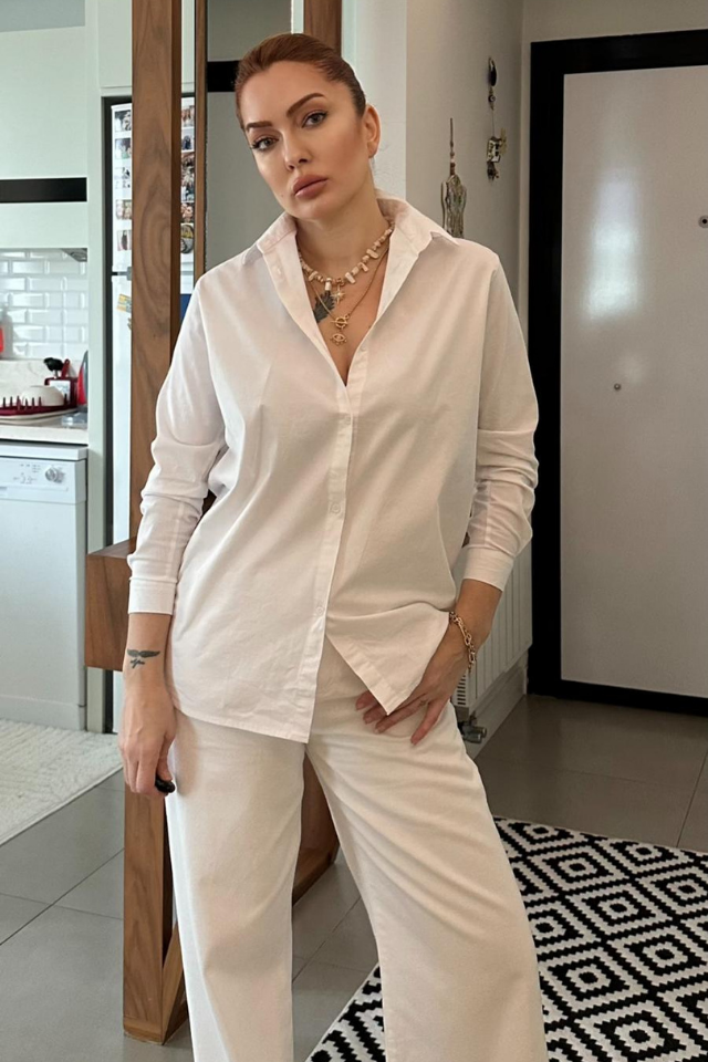 Arkası Yıldız Nakışlı Beyaz Gömlek