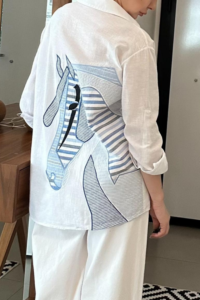 Arkası At Nakış Detaylı Beyaz Gömlek