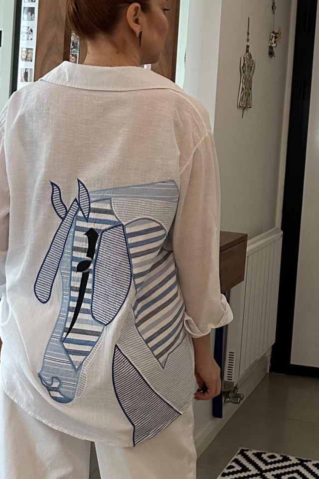 Arkası At Nakış Detaylı Beyaz Gömlek