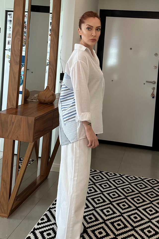 Arkası At Nakış Detaylı Beyaz Gömlek