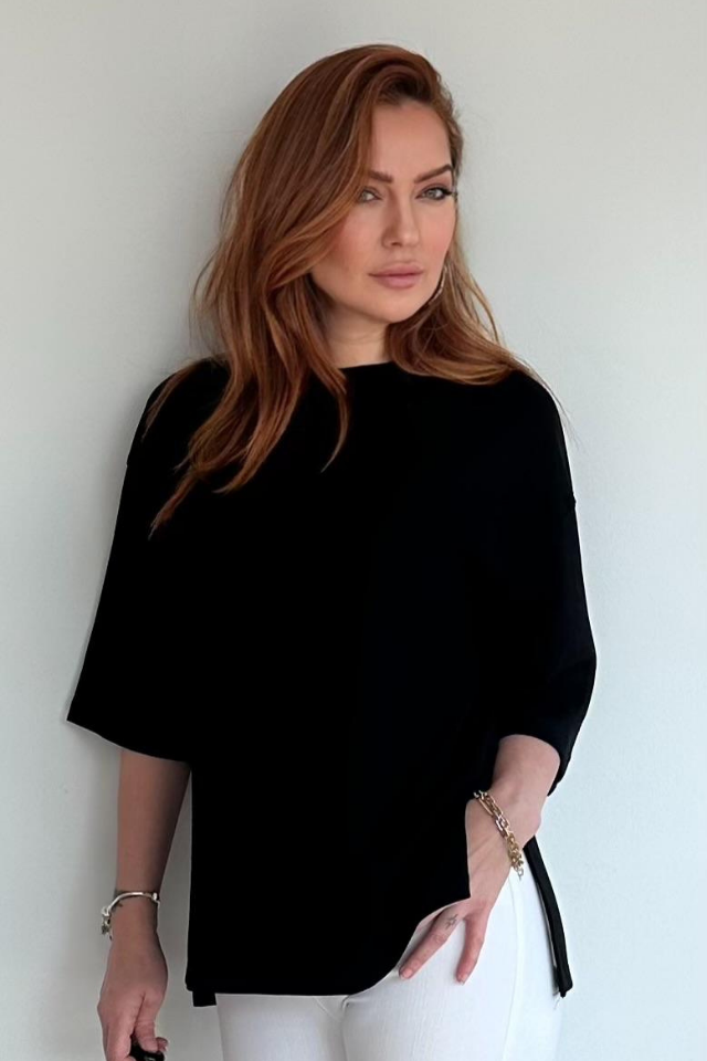 Siyah Yanları Yırtmaçlı Basic Tişört