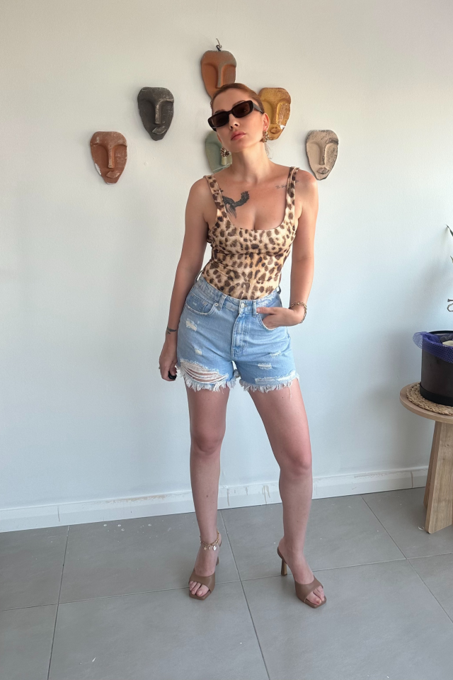 Yırtık Kot Şort