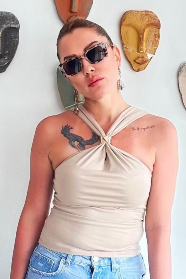 Gold Aksesuarlı Bej Bluz