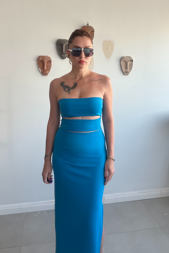 Saks Dekolteli Uzun Dar Elbise