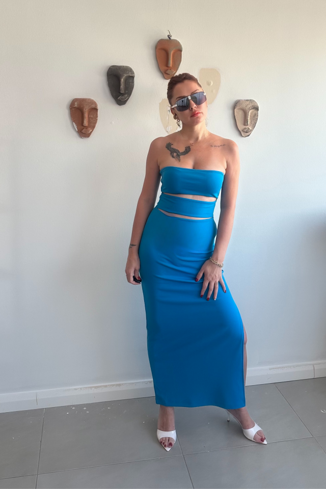 Saks Dekolteli Uzun Dar Elbise