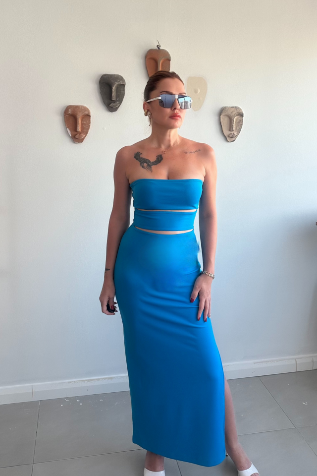 Saks Dekolteli Uzun Dar Elbise