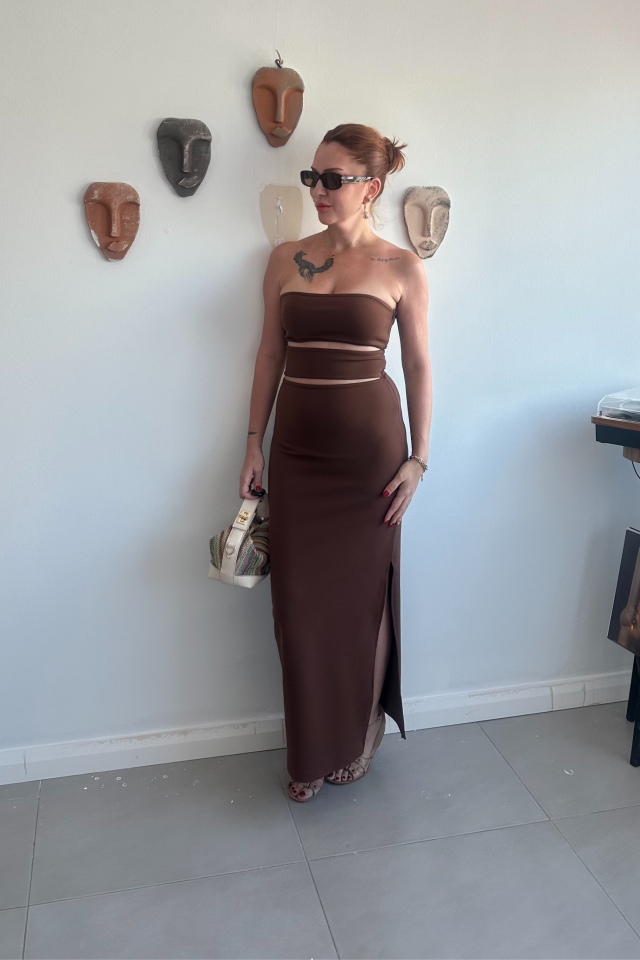 Kahverengi Dekolteli Uzun Dar Elbise