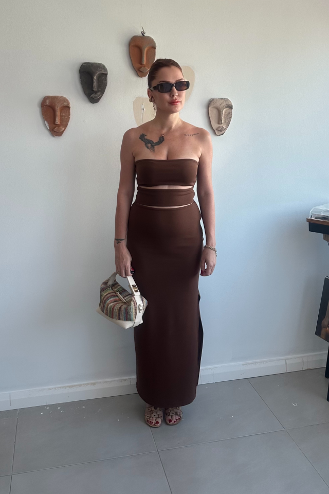 Kahverengi Dekolteli Uzun Dar Elbise
