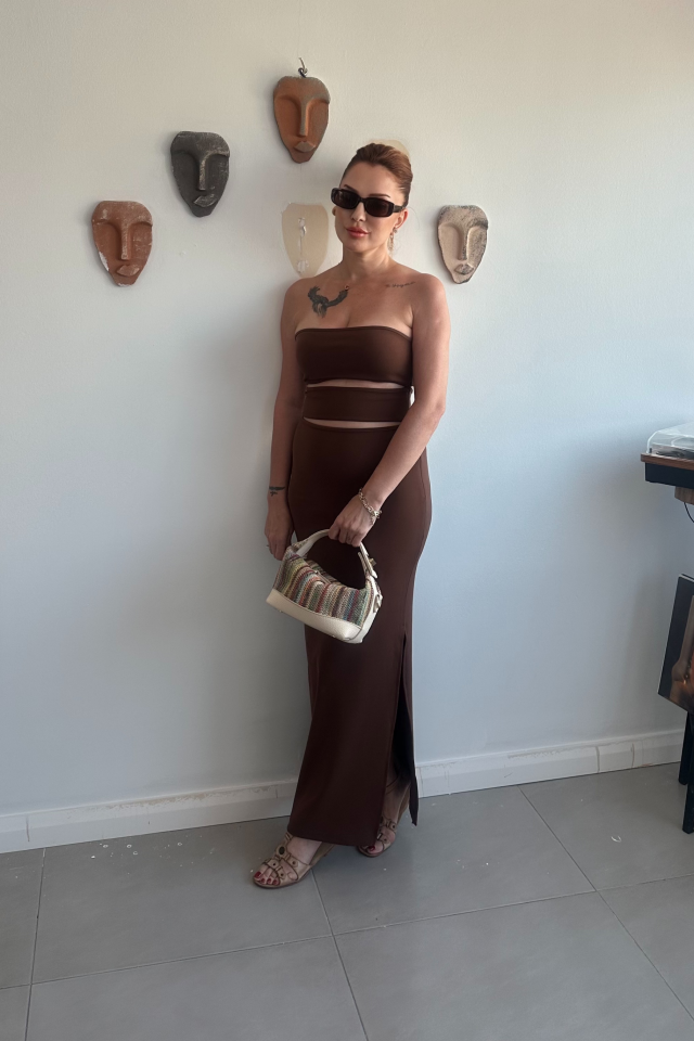 Kahverengi Dekolteli Uzun Dar Elbise
