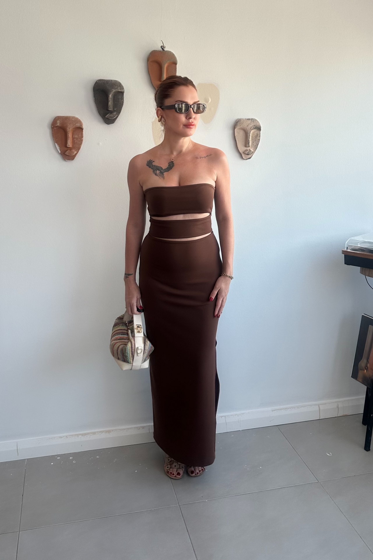 Kahverengi Dekolteli Uzun Dar Elbise