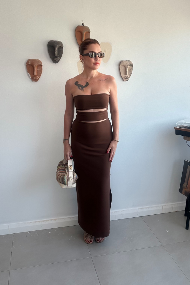 Kahverengi Dekolteli Uzun Dar Elbise