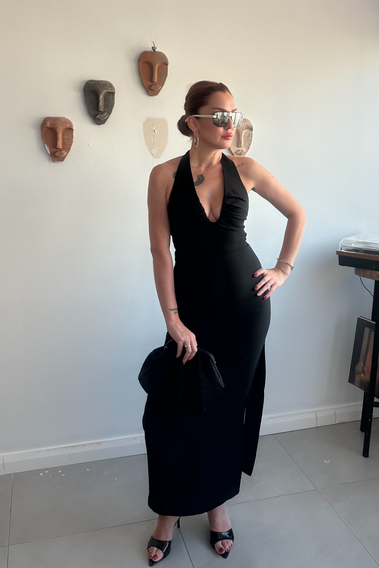 Siyah Boyundan Bağlamalı Dekolte Elbise