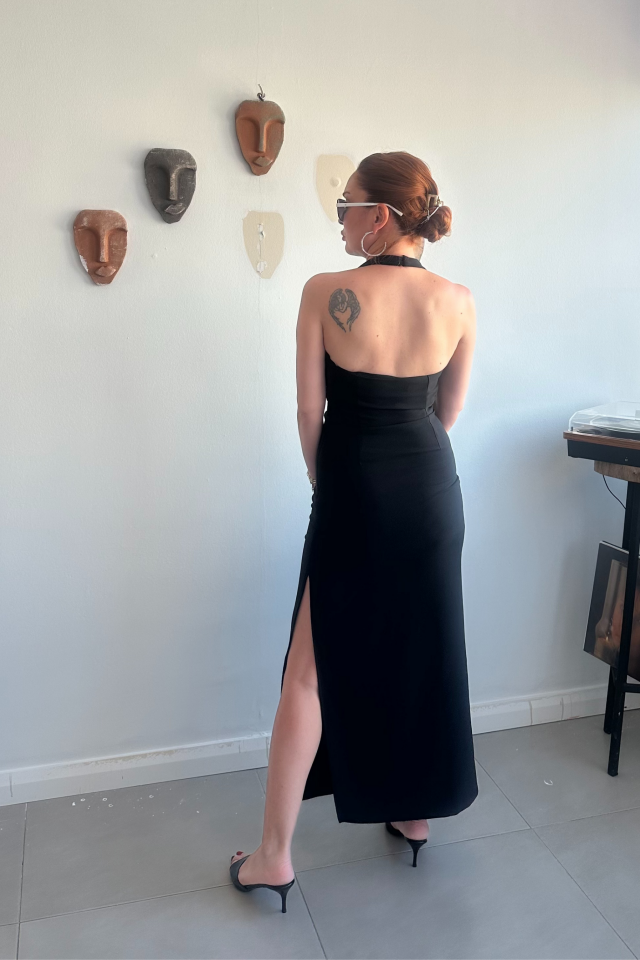 Siyah Boyundan Bağlamalı Dekolte Elbise