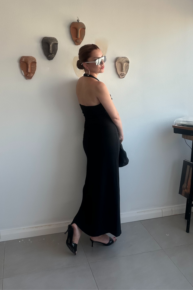 Siyah Boyundan Bağlamalı Dekolte Elbise