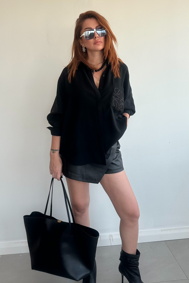 Siyah Cep Nakışlı Gömlek