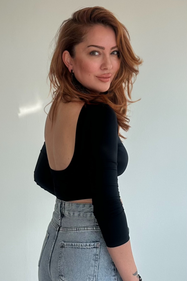 Siyah Sırt Detaylı Crop