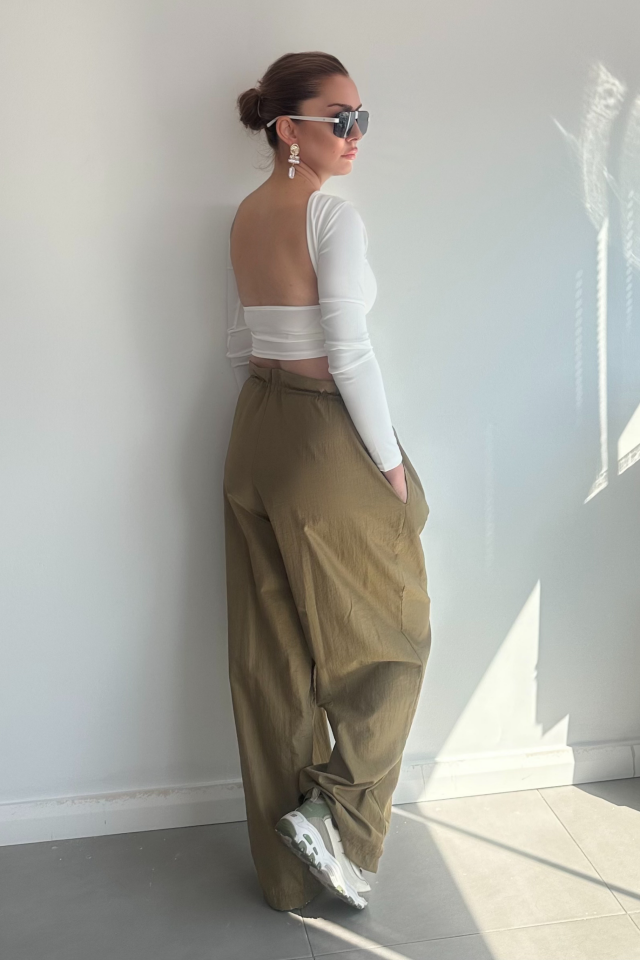 Beyaz Sırtı Açık Uzun Kollu Bluz