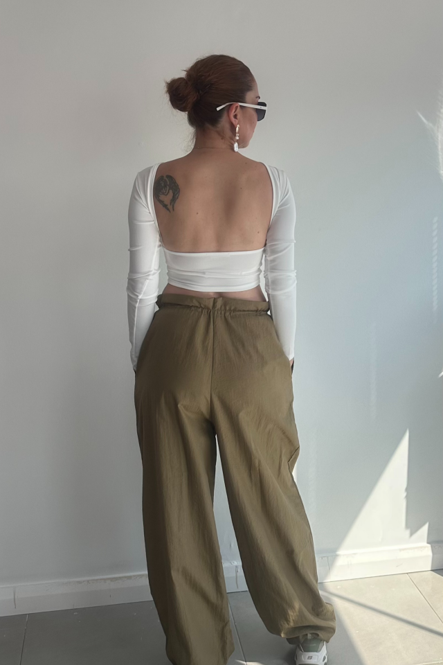 Beyaz Sırtı Açık Uzun Kollu Bluz