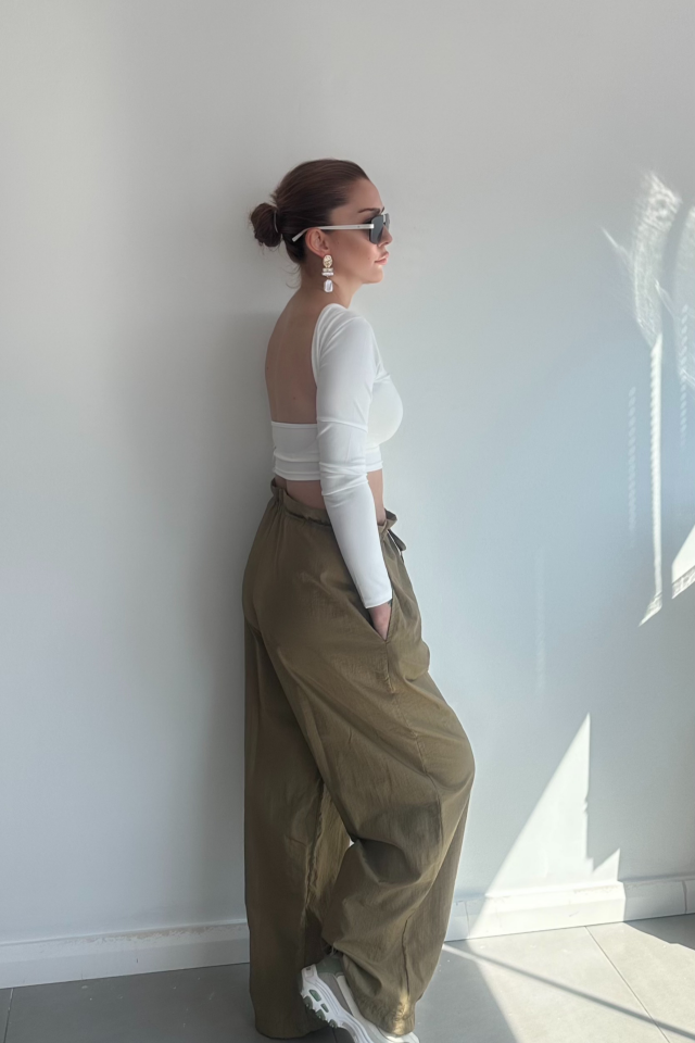 Beyaz Sırtı Açık Uzun Kollu Bluz