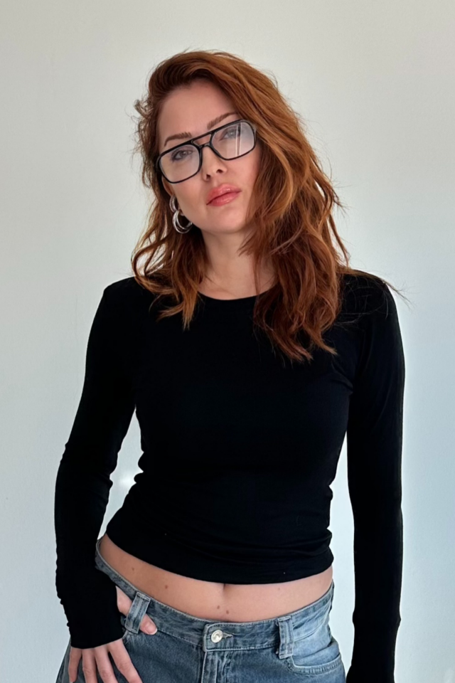 Siyah Parmak Geçirmeli Bluz