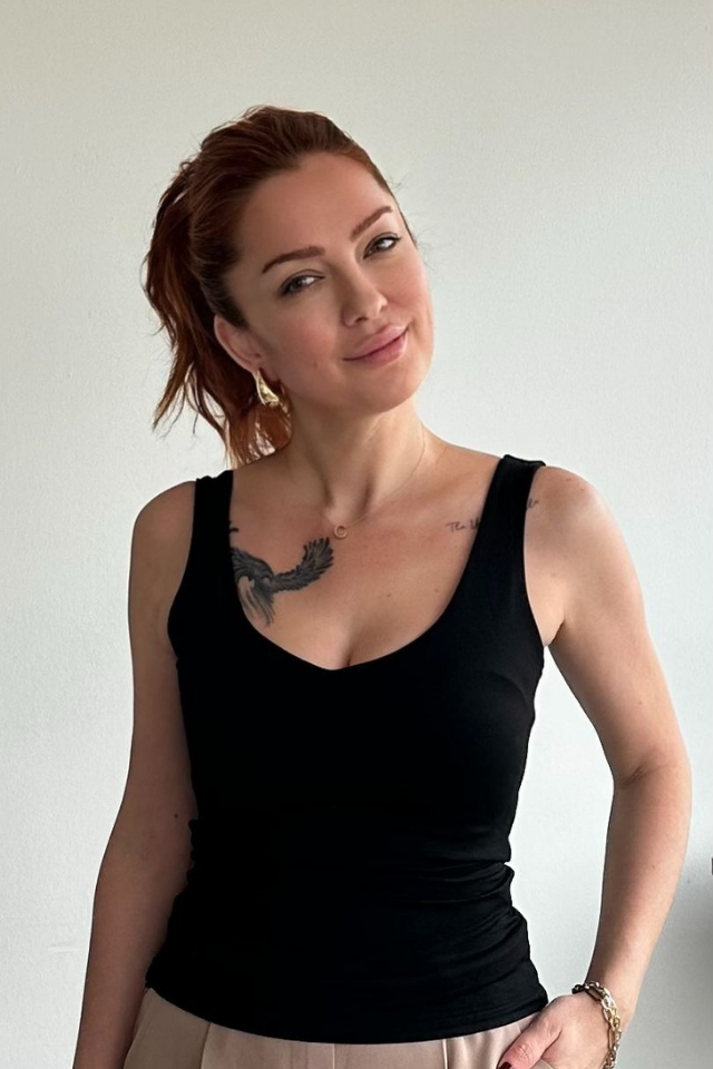 Siyah V Yaka Kolsuz Bluz